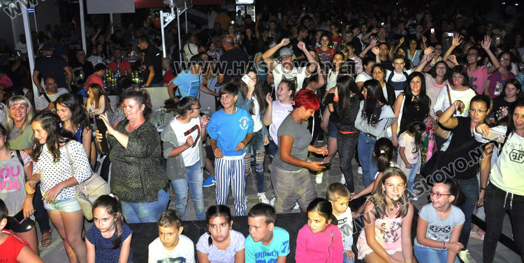 Дискотека на открито събра стотици хасковлии пред Младежкия център