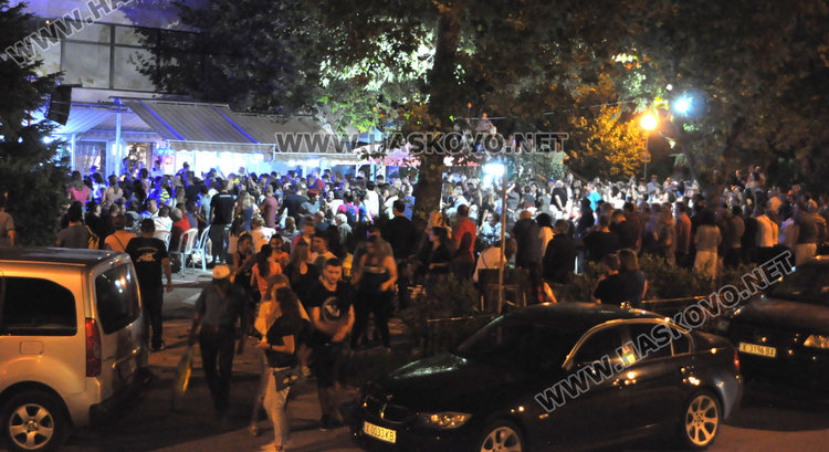 Дискотека на открито събра стотици хасковлии пред Младежкия център