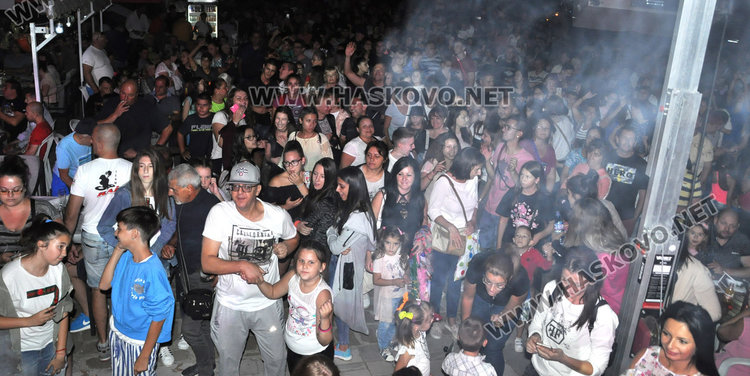 Дискотека на открито събра стотици хасковлии пред Младежкия център