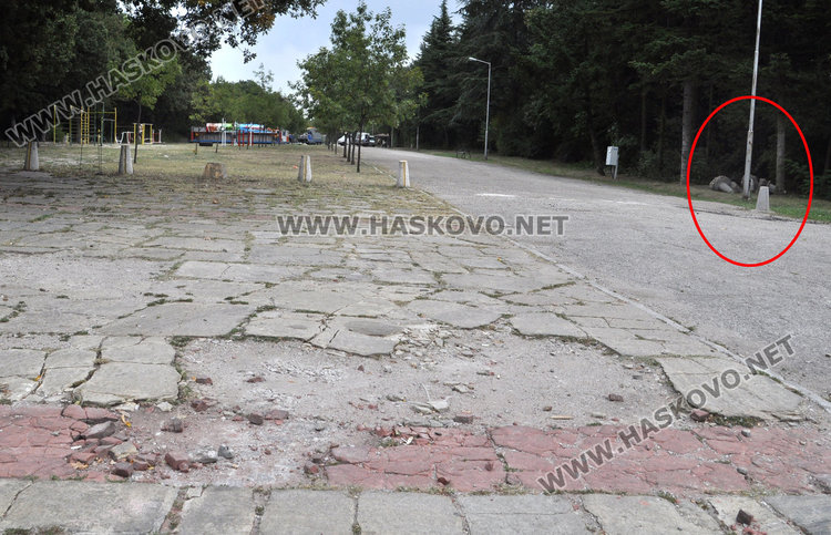 Разбити плочки и асфалт след панаирджиите на Кенана