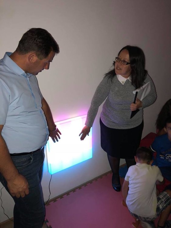 Уникални сензорни стаи за терапия на деца отвориха врати в Мадан