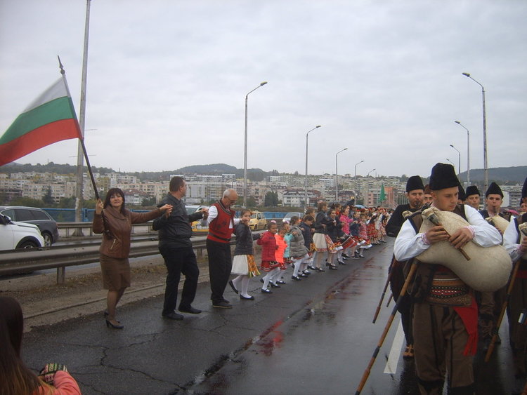 Хороводи свикват кърджалийци пред „Меаца“ за най-дългото хоро