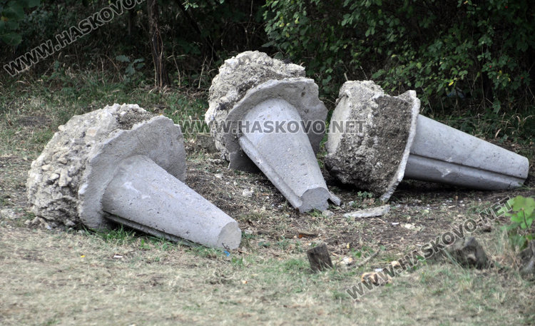 Разбити плочки и асфалт след панаирджиите на Кенана