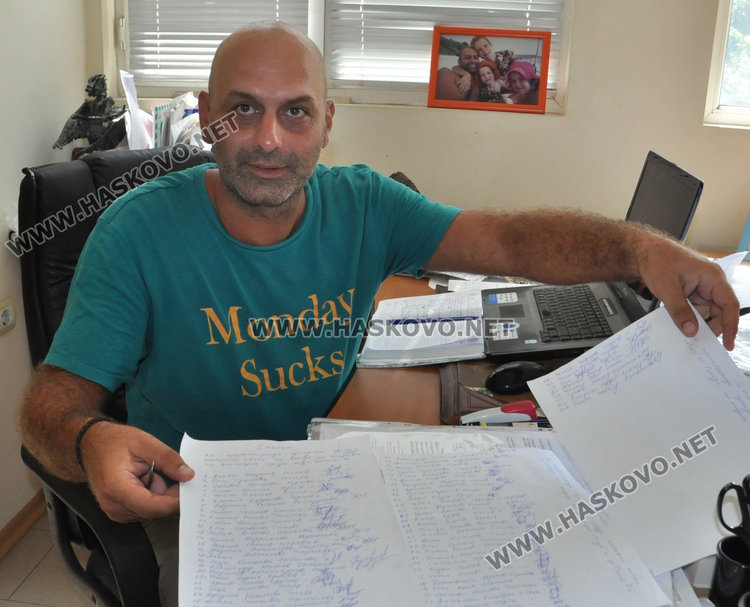 Адвокат Тодор Ташев показва подписката