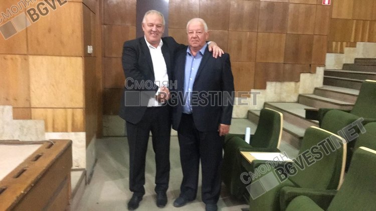 Кметът Мелемов поздравява Явор Говедаров с удостояването му с почетното отличие "Значка на Смолян"