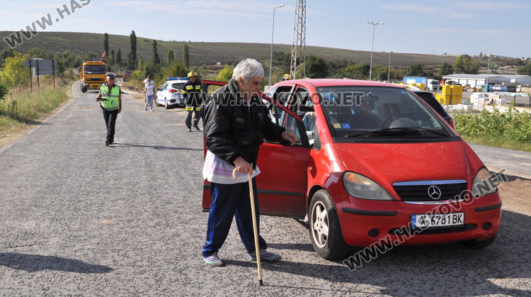 81-годишен с Мерцедес хлътна в канавка край ремонтиращ се път