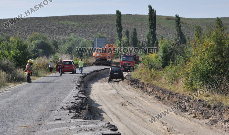 81-годишен с Мерцедес хлътна в канавка край ремонтиращ се път