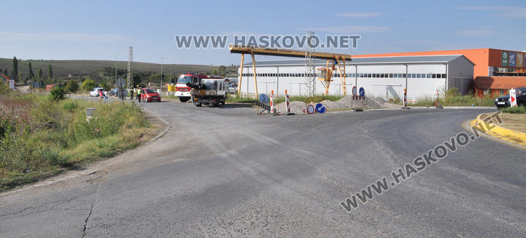 81-годишен с Мерцедес хлътна в канавка край ремонтиращ се път