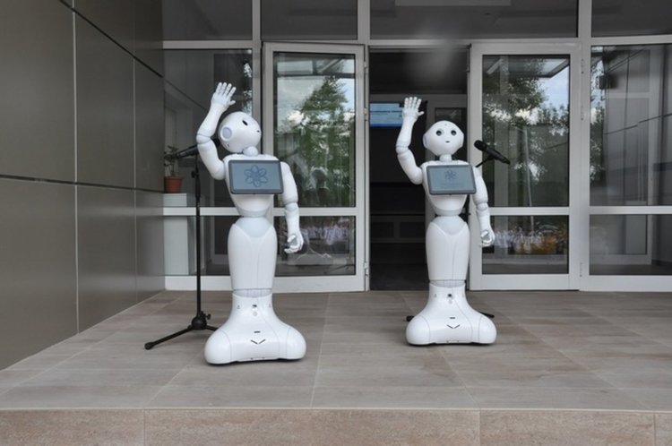 Два хуманоидни робота посрещнаха учениците, учителите и гостите при откриване на Професионалната гимназия по програмиране в Бургас (снимка: Мусала Софт)