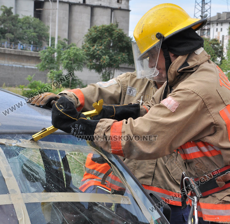 Демонстрация: спасяват пострадали при катастрофи с "челюстите на живота"