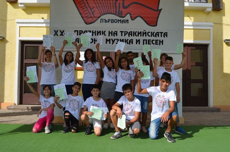 Деца раздават програмата за Празника на тракийската музика