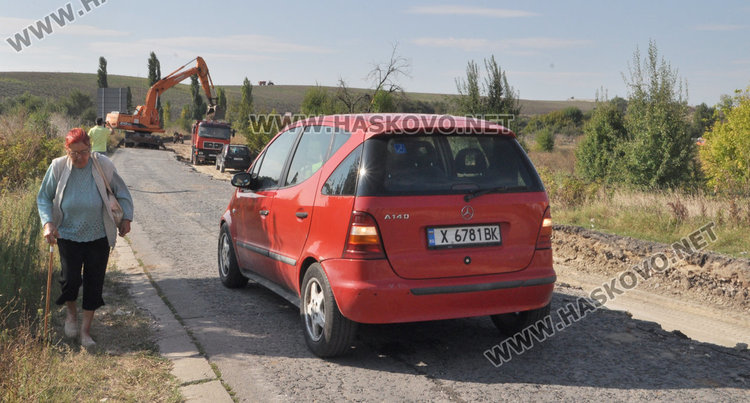 81-годишен с Мерцедес хлътна в канавка край ремонтиращ се път