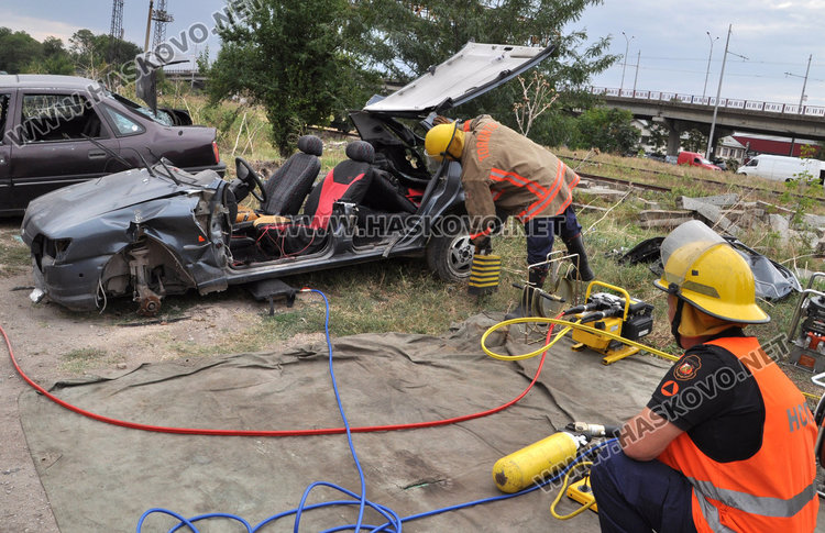 Демонстрация: спасяват пострадали при катастрофи с "челюстите на живота"
