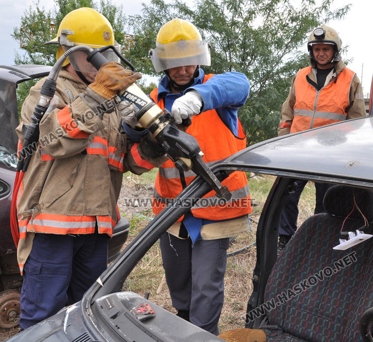 Демонстрация: спасяват пострадали при катастрофи с "челюстите на живота"