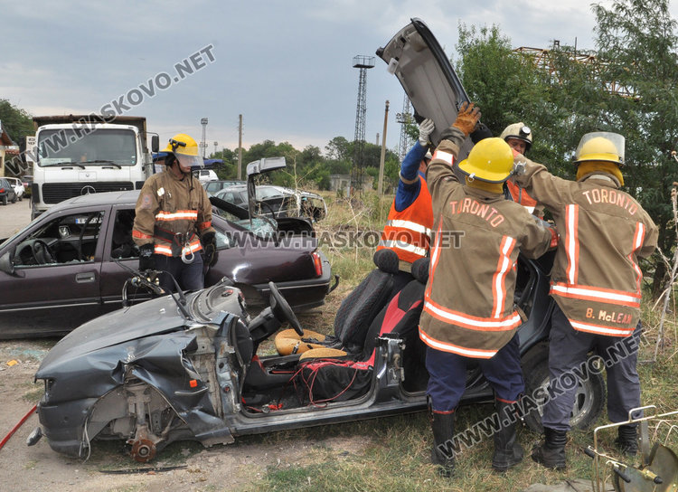 Демонстрация: спасяват пострадали при катастрофи с "челюстите на живота"