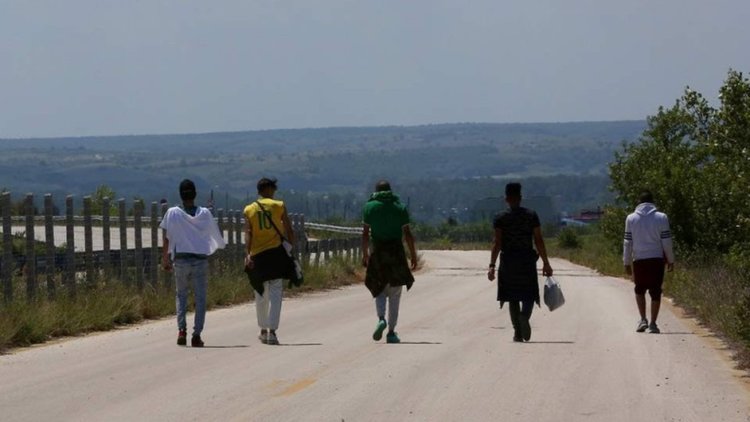 Камиони с мигранти задържани край Солун