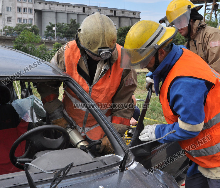 Демонстрация: спасяват пострадали при катастрофи с "челюстите на живота"