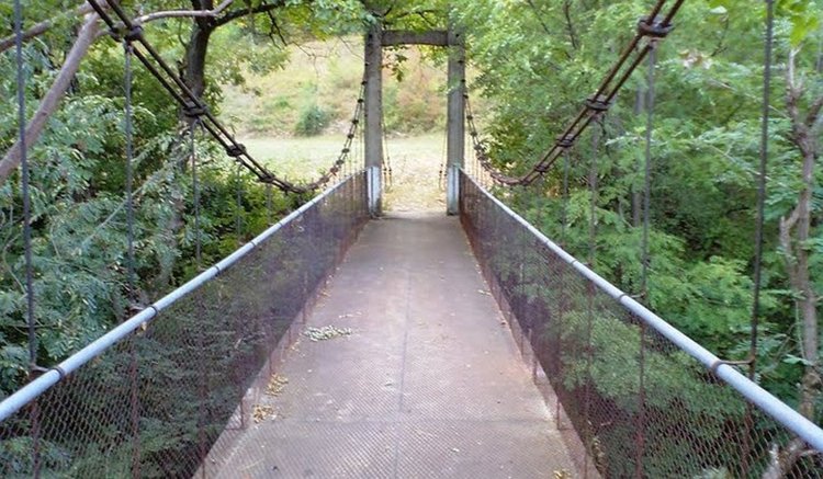 Две момчета паднаха от въжен мост при Добромирци, единото е със счупен крак