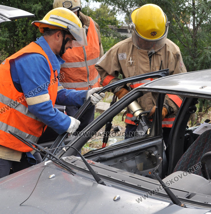 Демонстрация: спасяват пострадали при катастрофи с "челюстите на живота"