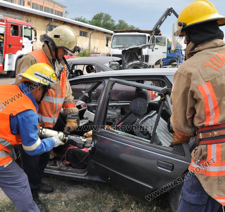 Демонстрация: спасяват пострадали при катастрофи с "челюстите на живота"