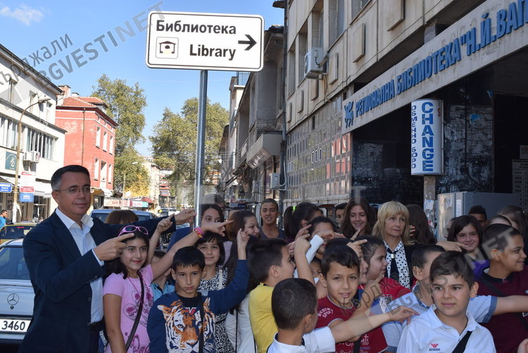 Детска арт работилница открива изложба в библиотеката