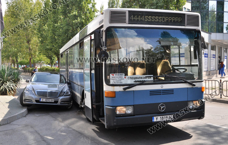 Автобус се блъсна в паркиран Мерцедес край полицията, отцепиха движението 