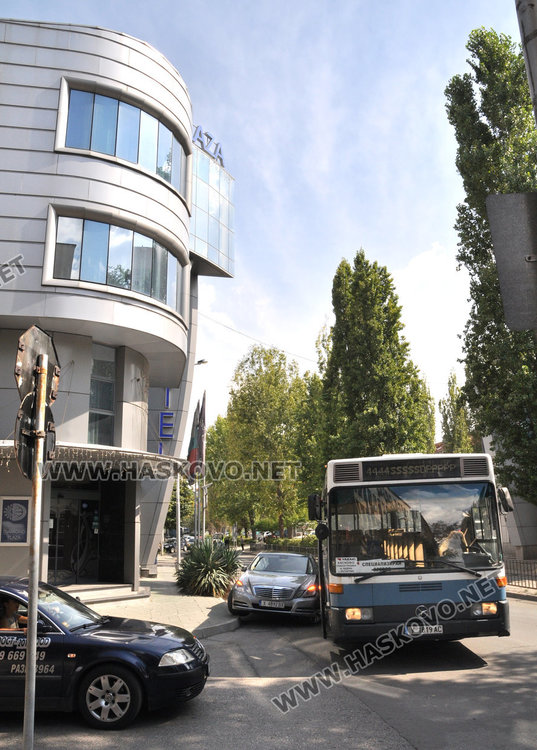 Автобус се блъсна в паркиран Мерцедес край полицията, отцепиха движението 