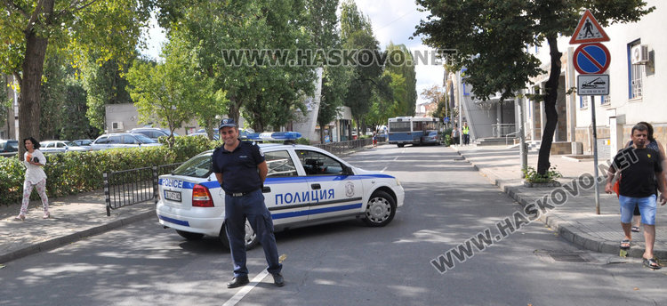 Автобус се блъсна в паркиран Мерцедес край полицията, отцепиха движението 