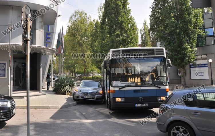 Автобус се блъсна в паркиран Мерцедес край полицията, отцепиха движението 