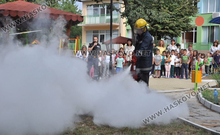 По план: евакуираха 102 деца от забавачка заради пожар