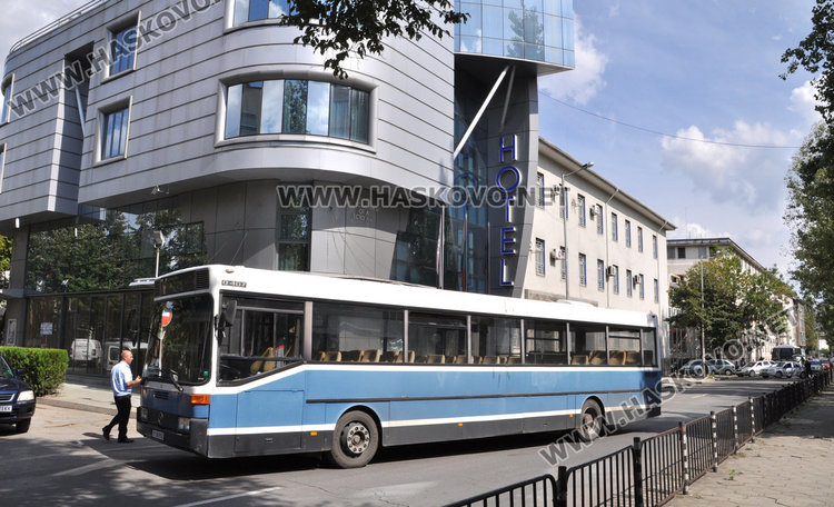 Автобус се блъсна в паркиран Мерцедес край полицията, отцепиха движението 