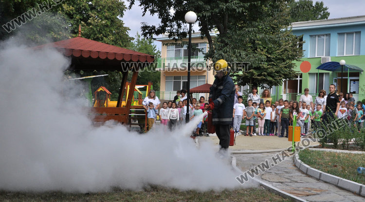 По план: евакуираха 102 деца от забавачка заради пожар