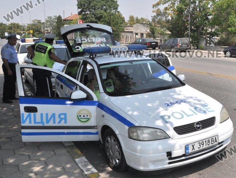 Издирват водач на нерегистриран мотоциклет, минал на червен светофар