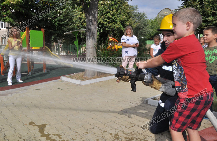 По план: евакуираха 102 деца от забавачка заради пожар