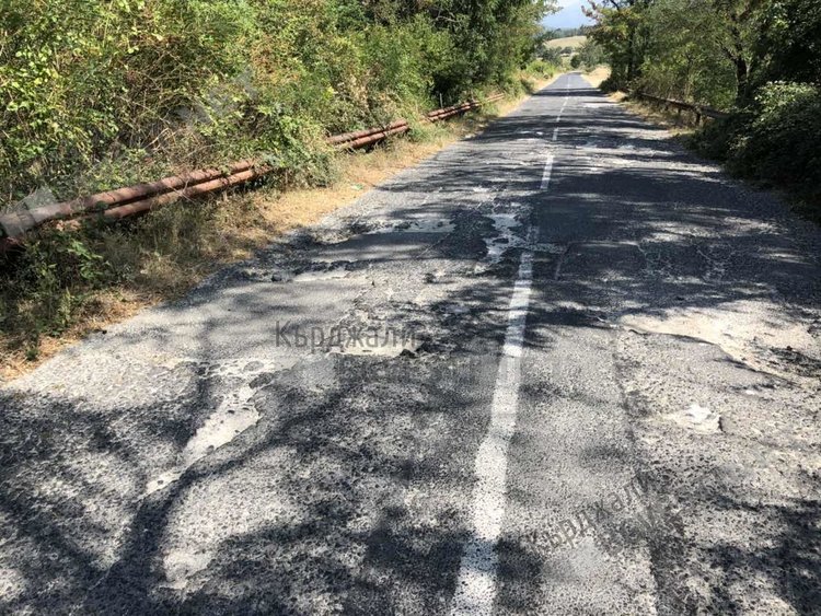 Жители на общините Джебел и Ардино  със Зов за помощ до премиера, събраха подписка за разбит път