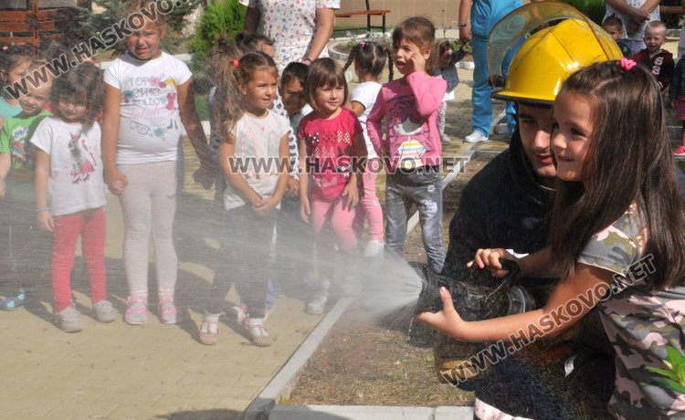 По план: евакуираха 102 деца от забавачка заради пожар