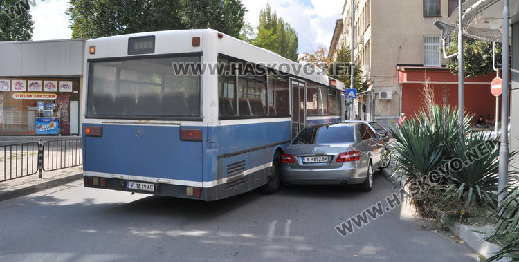 Автобус се блъсна в паркиран Мерцедес край полицията, отцепиха движението 