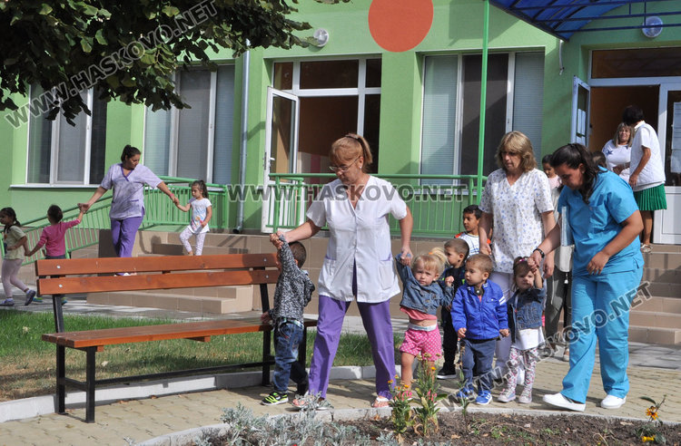 По план: евакуираха 102 деца от забавачка заради пожар