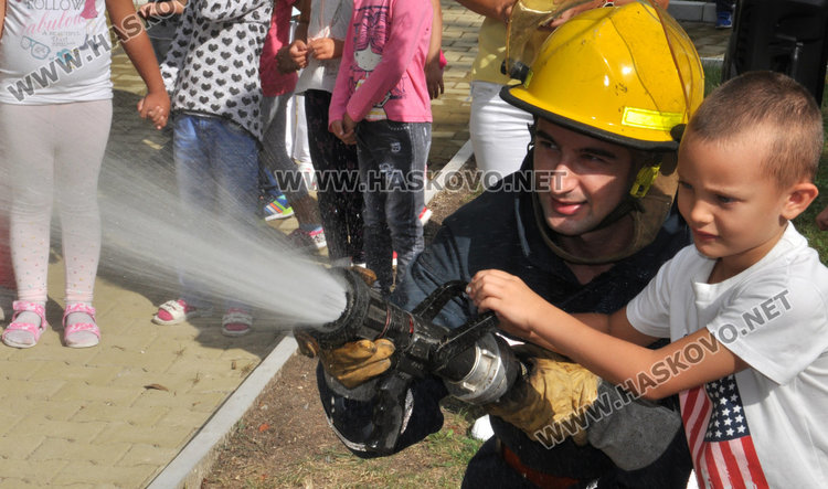 По план: евакуираха 102 деца от забавачка заради пожар