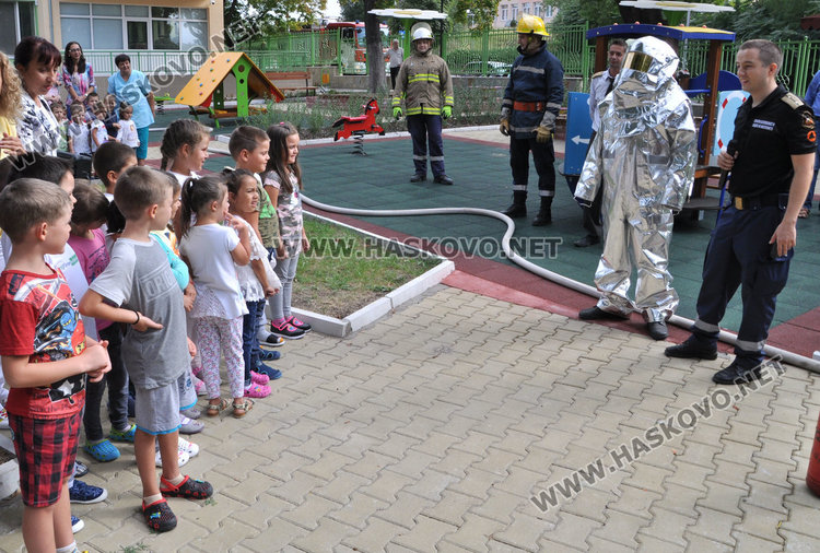 По план: евакуираха 102 деца от забавачка заради пожар