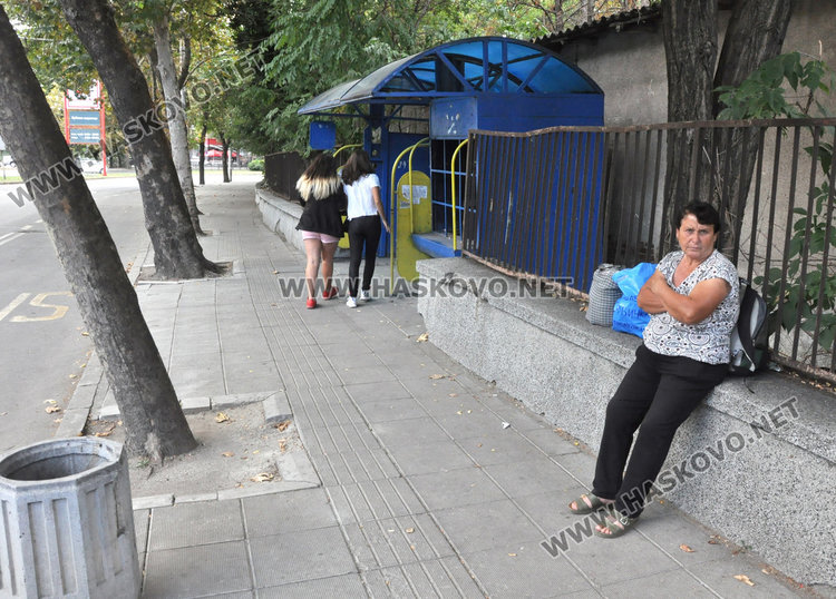 Хасковлии: по спирките липсват пейки, а тази до болницата тъне и в боклук