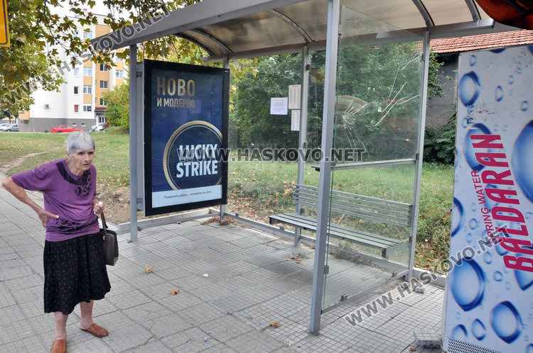 Счупено стъкло на спирката по булевард "Васил Левски"