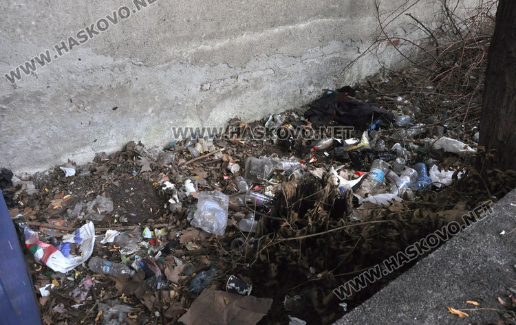 Хасковлии: по спирките липсват пейки, а тази до болницата тъне и в боклук