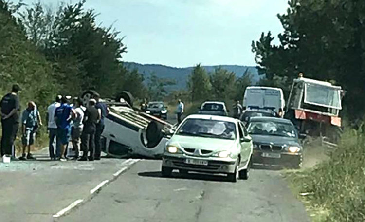 МВР: Дачията се обърнала по таван заради несъобразена скорост и удар в трактор