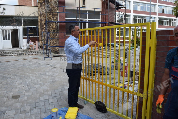 Безопасността на децата е основната причина за изнасяне на занятията от ремонтираните училища