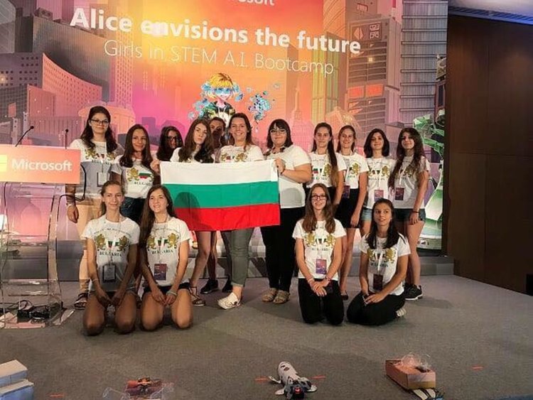 Златаровки се завърнаха с нови знания и приятелства от лагер на Майкрософт