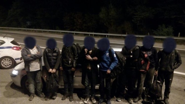 Белезници за димитровградчани, натъпкал афганистанци в колата си