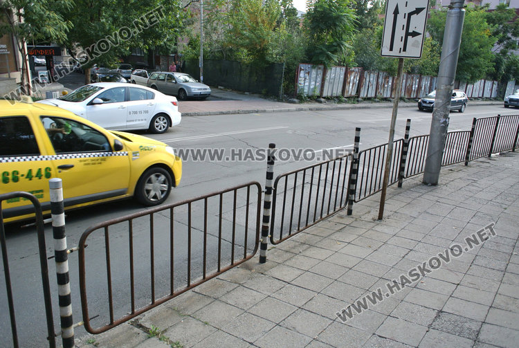 Една пешеходна пътека по -малко по бул. „Съединение“