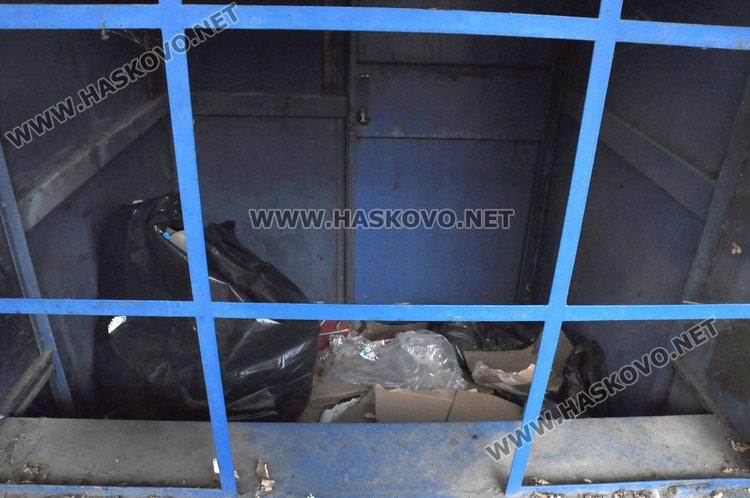 Хасковлии: по спирките липсват пейки, а тази до болницата тъне и в боклук