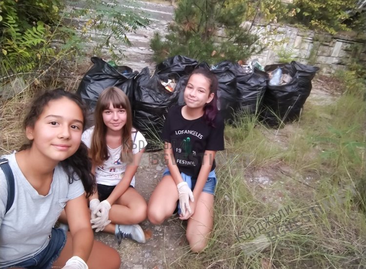 Четири момичета от „Паисий” почистиха Парк Простор по своя инициатива